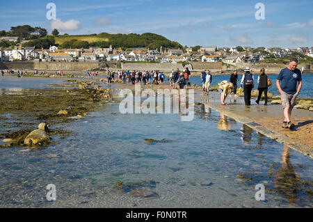 Horizontale Ansicht von Menschen über den Causeway nach St. Michael's Mount, Cornwall. Stockfoto