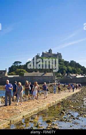 Vertikale Ansicht der Damm führt zu St. Michaels Mount, Cornwall. Stockfoto