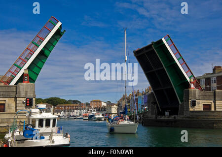 Horizontale Ansicht der Stadtbrücke geöffnet in Weymouth, Dorset. Stockfoto