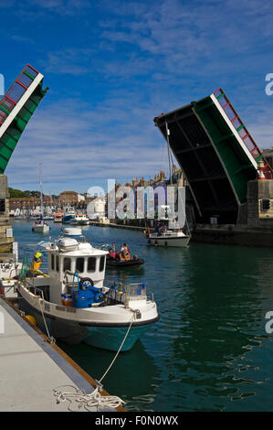 Vertikale Ansicht der Stadtbrücke in Weymouth, Dorset. Stockfoto