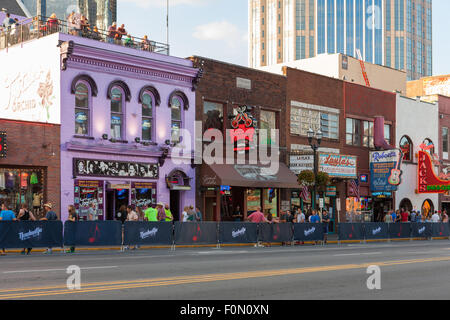 Honky Tonk Bars, darunter Roberts westlichen Welt und Tootsie es Orchid Lounge am lower Broadway in Nashville, Tennessee. Stockfoto