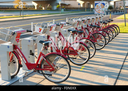 B-Cycle Bike-sharing-Programm Fahrräder angedockt an der Cumberland Park B-Station in der Nähe von Nissan-Stadion in Nashville, Tennessee. Stockfoto