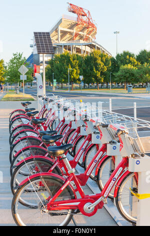 B-Cycle Bike-sharing-Programm Fahrräder angedockt an der Cumberland Park B-Station in der Nähe von Nissan-Stadion in Nashville, Tennessee. Stockfoto