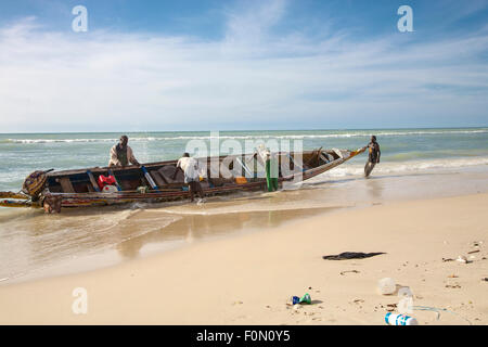 Nicht identifizierte Fischer ziehen wieder das Schiff am Strand von Saint-Louis in Senegal. 2010 Stockfoto