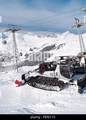 Schneepflug LKW bereit für den Sturm mit Panoramablick auf die Pyrenäen im Hintergrund mit niemand. Stockfoto