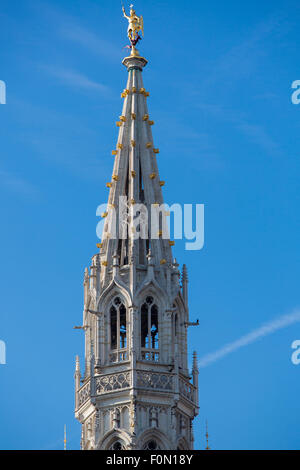 Oberen Teil des mittelalterlichen Turm am Grand Place in Brüssel, Belgien Stockfoto