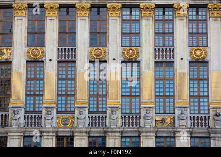 Klassische Architektur auf dem Grand Place oder Grote Markt ist der zentrale Platz in Brüssel. Es ist umgeben von üppigen guildhal Stockfoto