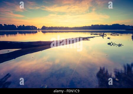 Vintage Foto von schönen Sonnenuntergang über ruhige See. Landschaft in Masuren fotografiert. Stockfoto