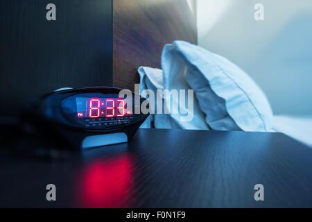 Hotelzimmer-Wecker. Aufwachen in einem Foto Hotel-Konzept. Geschäftsreisen. Stockfoto