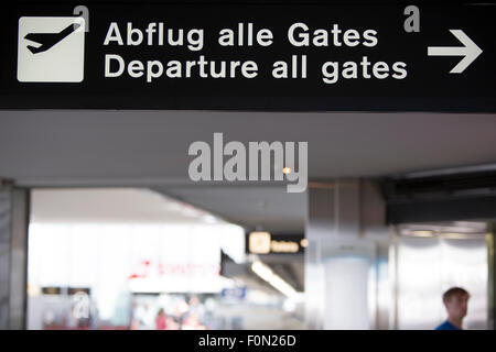 Weiße Tore Abfahrt Zeichen am internationalen Flughafen Zürich Stockfoto