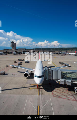 Swiss Airlines Airbus A330 Rollen für abheben am 11. Juni 2014 in Zürich, Schweiz. Vom internationalen Flughafen Zürich Stockfoto