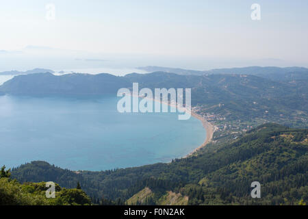 Blick auf nebligen Agios Georgios Pagon Strand von Korfu Griechenland. Consisted am Meer. Luftbild Stockfoto