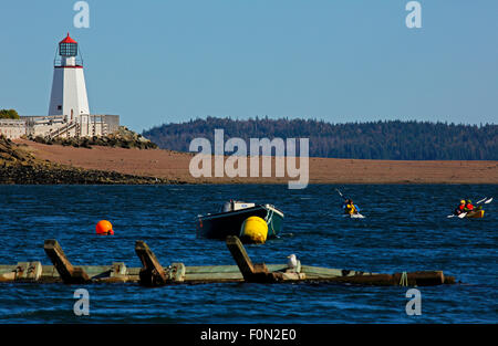 Leuchtturm und Boote im Hafen von Saint Andrews, New Brunswick, Kanada. Stockfoto