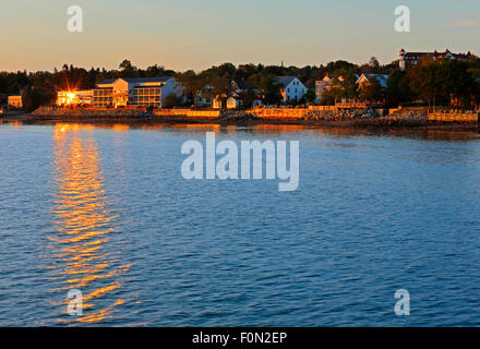 Untergehende Sonne spiegelt aus Fenster des Gebäudes und auf die Küste von Saint Andrews, New Brunswick, Kanada. Stockfoto