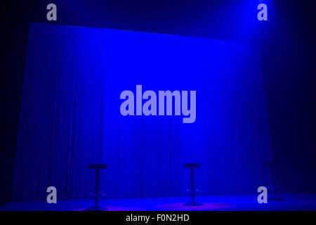 Blaue Bühne Strahler mit drei Hockern mit niemand Stockfoto