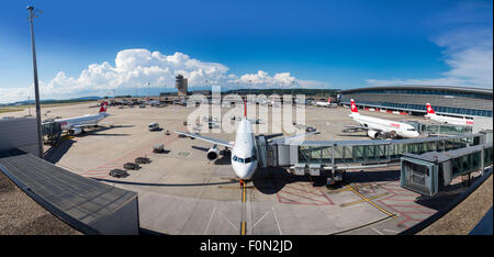 Swiss Airlines Airbus A330 Rollen für abheben am 11. Juni 2014 in Zürich, Schweiz. Zürich International Airport ist einer der Stockfoto