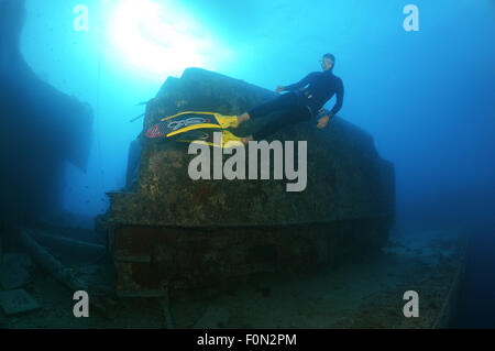 15. Oktober 2014 - Ägypten, Rotes Meer - Freediver auf dem Wagen Schiffbruch SS Thistlegorm (British bewaffnet Schiff der Handelsmarine), Rotes Meer, Ägypten. (Kredit-Bild: © Andrey Nekrassow/ZUMA Wire/ZUMAPRESS.com) Stockfoto