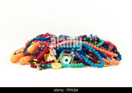 Close-up auf sehr farbenfrohe handgefertigte Halsketten durch weißen Hintergrund isoliert Stockfoto