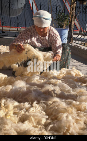 Frau reinen Wolle in der Türkei sortieren Stockfoto