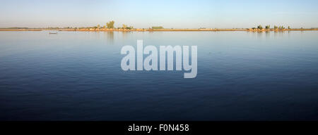 Panorama und romantische Atmosphäre am Fluss Niger in Mopti. Stockfoto