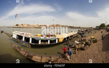 Nicht identifizierte Personen Verpackung Parzellen in der Nähe ein Schiff im Hafen am Fluss Niger in Mali 2012. Stockfoto