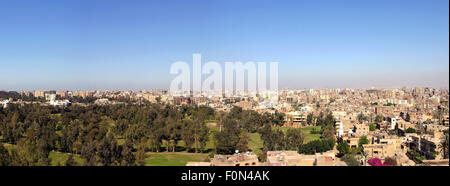 Panorama von Kairo im Jahr 2005 von den Pyramiden von Gizeh-Bereich. Kairo, Ägypten. Stockfoto