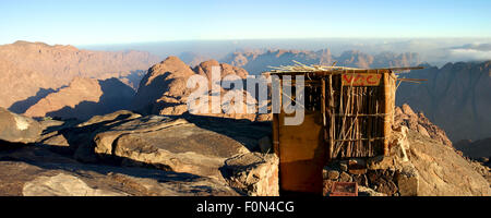 Toiletten mit Sonnenaufgang auf dem Berg Mt Sinai in Ägypten Stockfoto