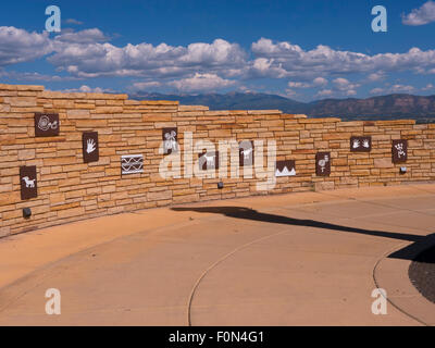 Denkmal und Statue an die Klippe Wohnung-Indianer im Mesa Verde Nationalpark Colorado USA. Stockfoto