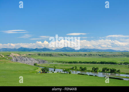 Missouri Fluß, Ackerland und Highwood Berge Blick vom malerischen Aussichtspunkt auf Highway 87 südlich von Fort Benton, Montana. Stockfoto