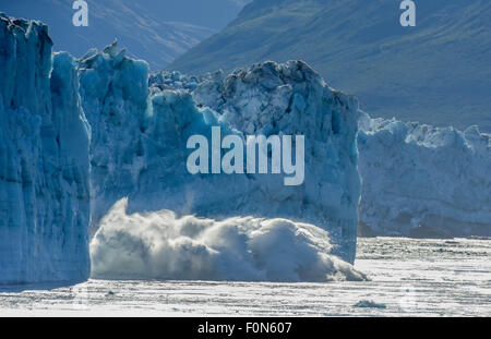 Alaska-Kreuzfahrt - kalbender Gletscher - Hubbard - globale Erwärmung & Klimawandel - ein schmelzender Eisberg - St. Elias Alaska - Yukon, Kanada Stockfoto