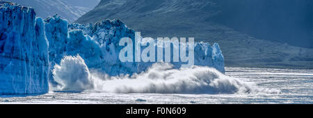 Alaska-Kreuzfahrt - kalbender Gletscher - Hubbard - globale Erwärmung & Klimawandel - ein schmelzender Eisberg - St. Elias Alaska - Yukon, Kanada Stockfoto