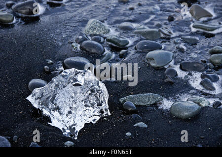 Gletschereis gewaschen bis auf schwarzem Sand Strand Am Gletschersee Jökulsárlón, Southern Island Stockfoto