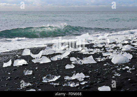 Gletschereis gewaschen bis auf schwarzem Sand Strand Am Gletschersee Jökulsárlón, Southern Island Stockfoto