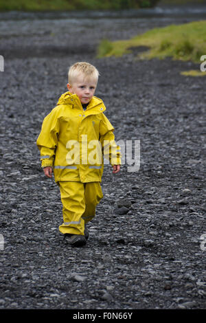 Kleiner Junge in gelb Regenanzug, Island Stockfoto