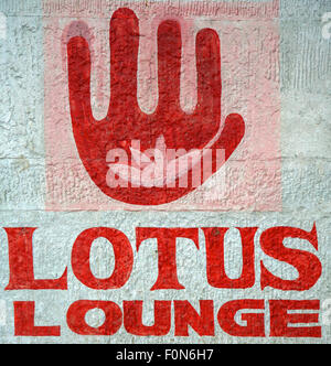 Wörter Lotus Lounge und Lotus Schild gemalt auf alten Mauer in Varanasi, Indien. Stockfoto