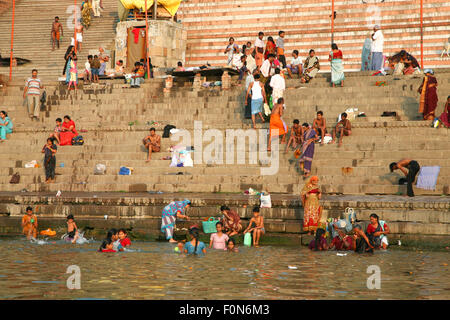 Nicht identifizierte Hindu-Pilger Baden und betet im heiligen Wasser des Ganges Fluß am 1. Juni 2009 Stockfoto