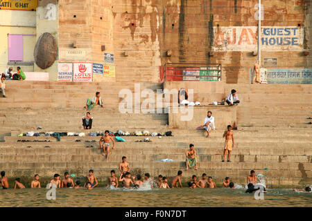 Nicht identifizierte Hindu-Pilger Baden und betet im heiligen Wasser des Ganges Fluß am 1. Juni 2009 Stockfoto