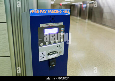 Pre-Pay Parkuhr am Flughafen - USA Stockfoto