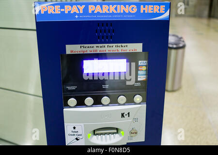 Pre-Pay Parkuhr am Flughafen - USA Stockfoto