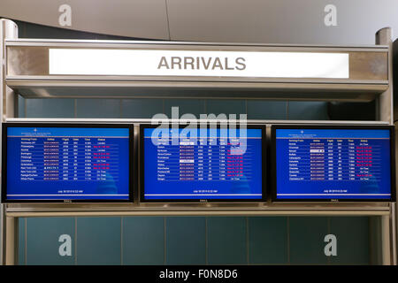 Ankunft Flug Display Informationstafel an Ronald Reagan Washington National Airport - USA Stockfoto