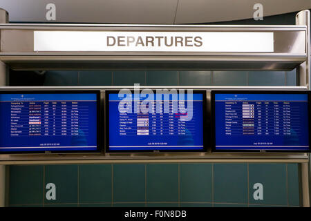 Abflug Flug Display Informationstafel an Ronald Reagan Washington National Airport - USA Stockfoto