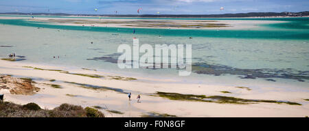 Nicht erkennbare Personen Kitesurfen in Langebaan, Wassersport, Watvögel und Tierwelt entlang einer türkisblauen Lagune. Südafrika 2007. Je Stockfoto