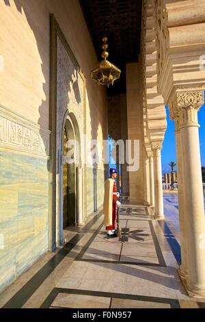 Königliche Garde im Dienst am Mausoleum von Mohammed V in Rabat, Marokko, Nordafrika Stockfoto