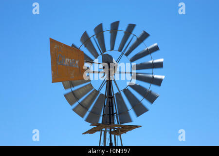 Detail der Bohrung Wind Wassermühle in Aktion mit einem blauen Himmel irgendwo in Südafrika Stockfoto