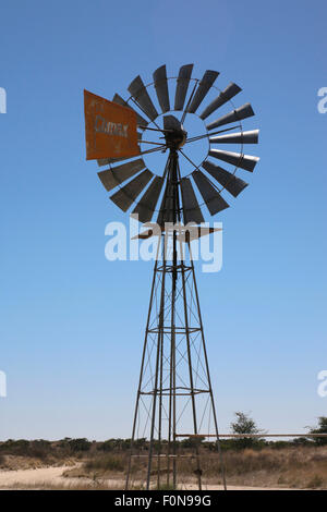 Detail der Bohrung Wind Wassermühle in Aktion mit einem blauen Himmel irgendwo in Südafrika Stockfoto