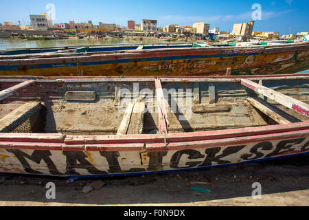 Fischerboote im Hafen von Saint-Louis in Senegal Stockfoto