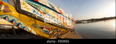 Fischerboote im Hafen von Saint-Louis in Senegal Stockfoto