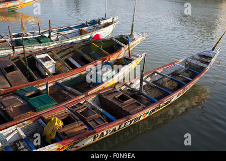 Fischerboote im Hafen von Saint-Louis in Senegal Stockfoto