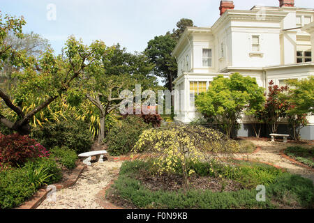 Schön angelegter Garten im Vorort Stockfoto