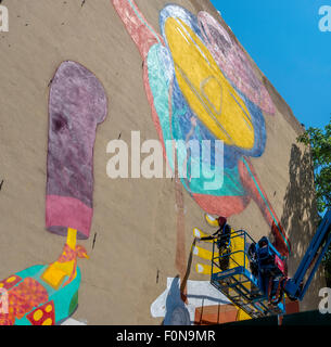 New York, NY - 14August 2015 - ein Work In Progress - brasilianische Twin Straßenkünstler Os Gemeos erstellen eine 6 Geschichte Wandbild im Stadtteil East Village von Manhattan Stockfoto